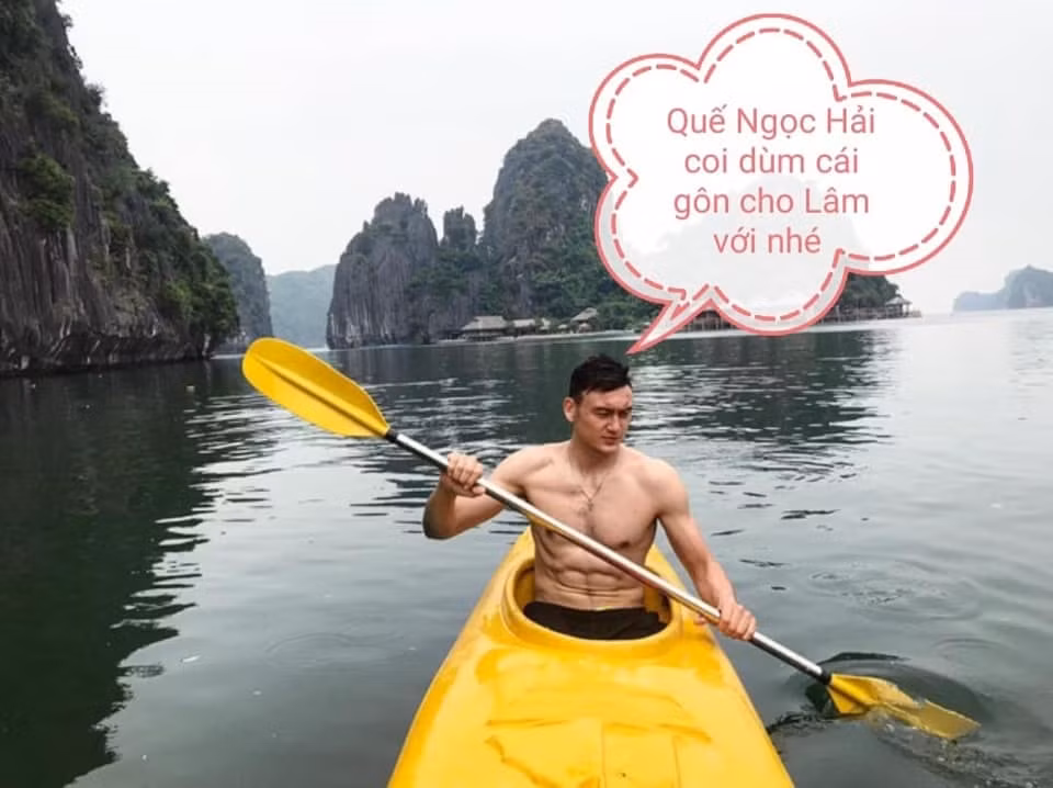 Quá rảnh nên thủ môn Văn Lâm nhờ Quế Ngọc Hải làm thủ môn thay anh để đi du lịch cùng cô bạn gái nóng bỏng tên Yến Xuân.