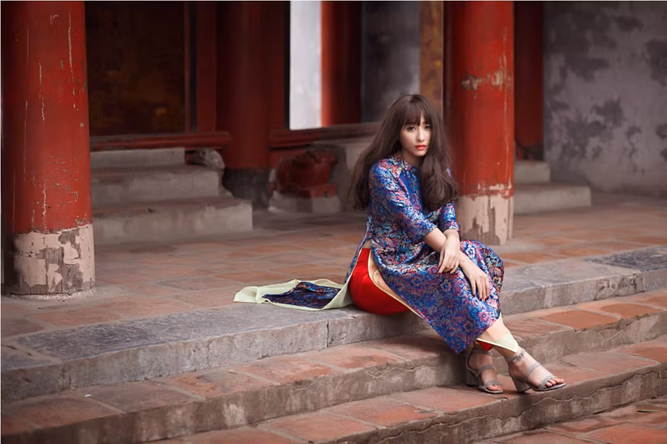 Sau thời gian im hơi lặng tiếng, hot girl phát tờ rơi bất ngờ trở lại với hình ảnh vô cùng khác trong bộ quốc phục áo dài đầy quyến rũ và dịu dàng.