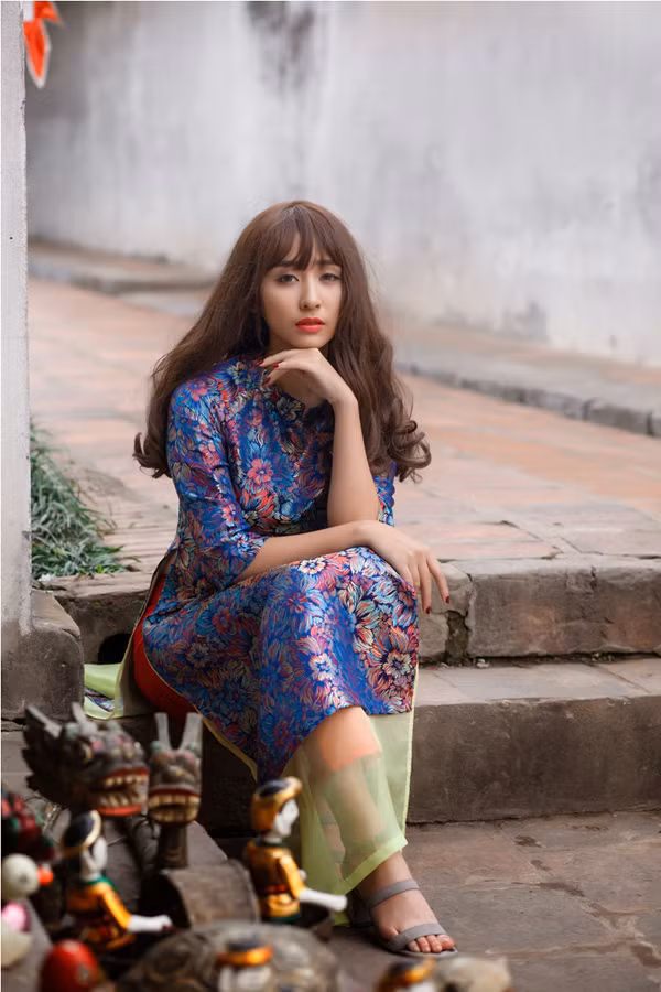 Với chiều cao 1m65 số đo 3 vòng khá chuẩn, Thu Trạng phô bày được vẻ đẹp hình thể cũng như khuôn mặt trong bộ quốc phục.