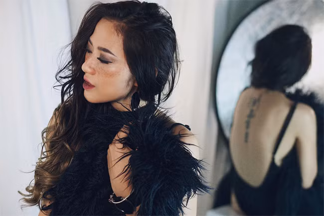 Trang Cherry xuất hiện với hình ảnh trẻ trung, năng động, trong sáng kể cả trong trang phục lẫn trong những vai diễn của mình. Tuy nhiên, khi cho đăng tải những bức hình mới của mình, cô nàng hot girl này khiến NHM cảm thấy lạ lẫm và bất ngờ bởi độ quyến rũ và thêm vào đó là những đường cong vô cùng nóng bỏng của Trang mà ít người biết đến.