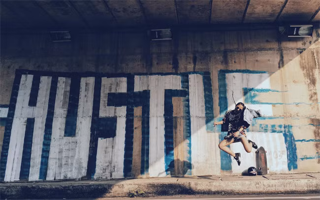 Vào ảnh với chiếc váy đầm hai dây màu đen được cắt xẻ táo bạo, để lộ ra những vòng cơ bản đầy đặn, trên mặt trang điểm lạ lùng với chút chấm tàn nhan Trang Cherry khiến NHM cô đi hết từ bất ngờ này tới bất ngờ khác.