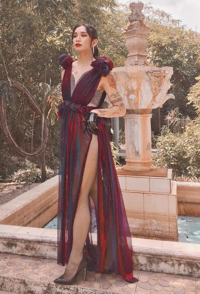 Mới đây, hình ảnh BB Trần trong một bộ váy gợi cảm được đăng tải. Thiết kế mỏng, xẻ cao táo bạo khoe trọn body của nam nghệ sĩ khiến công chúng cảm thấy na ná Ngọc Trinh ăn mặc phản cảm cách đây ít ngày trên thảm đỏ Cannes.