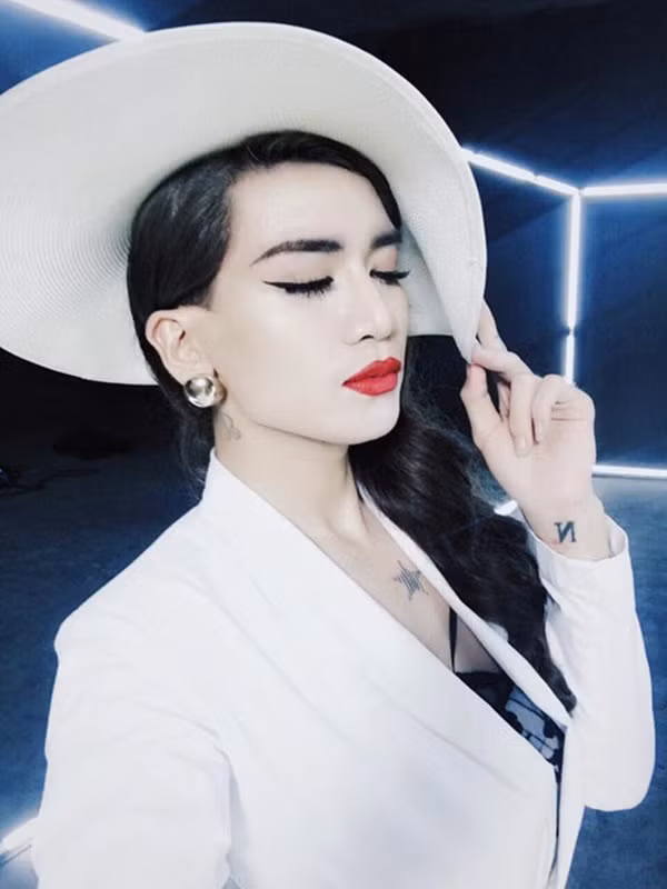 Khuôn mặt giả nữ kiêu sa của BB Trần.