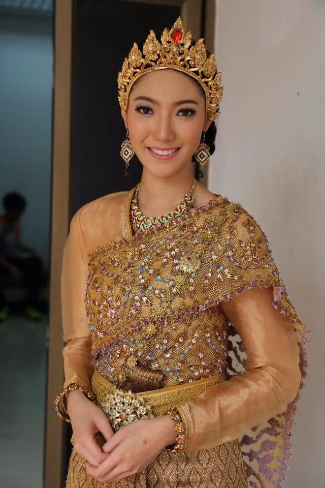 Cô nàng được mệnh danh là "Thị Nở Thái Lan" có tên Dear Darin hiện là diễn viên và sinh sống tại thủ đô Bangkok.