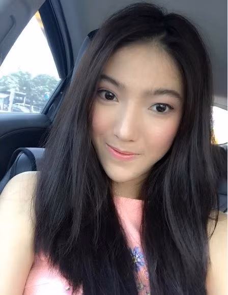 Tuy nhiên, đằng sau lớp hóa trang dày cộp để biến thành cô gái mặt ngựa xấu xí, Dear Darin vốn có nhan sắc xinh đẹp, không kém bất kỳ mỹ nhân nào của làng giải trí Thái Lan.