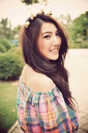 Nụ cười rạng rỡ của Dear thu hút sự chú ý của nhiều người. Thực sự khó mà tin được cô gái mặt ngựa kia lại chính là một mỹ nhân vạn người mê.