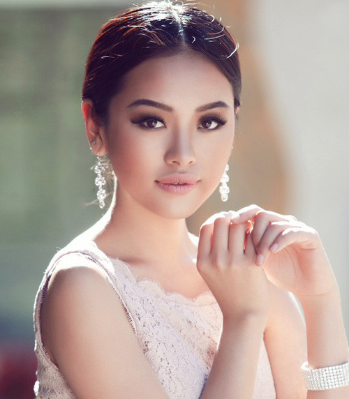 Cô được mệnh danh là nàng "Thư Kỳ phiên bản Việt" bởi đôi môi hờn dỗi quyến rũ và đầy đặn.