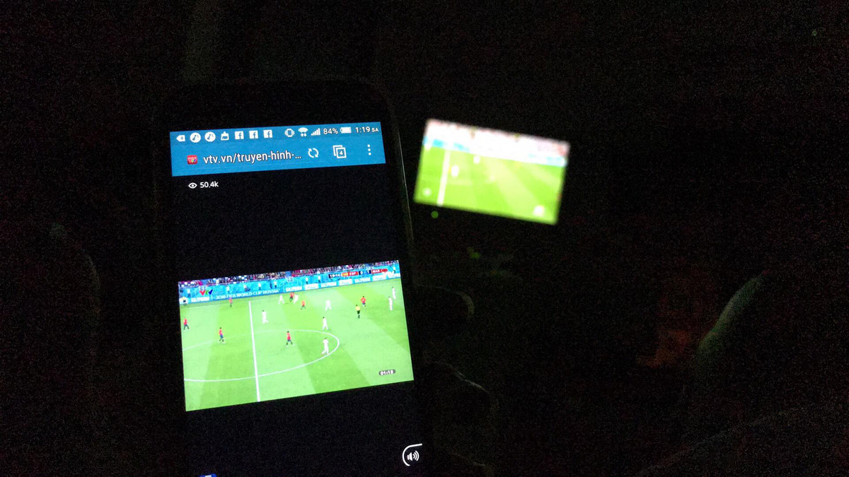 Đặc thù của chợ đầu mối Long Biên là buôn bán vào buổi tối và đúng thời điểm diễn ra các trận đấu của World Cup 2018 phần lớn những người lao động, tiểu thương tại đây đều theo dõi các trận đấu qua điện thoại thông minh.