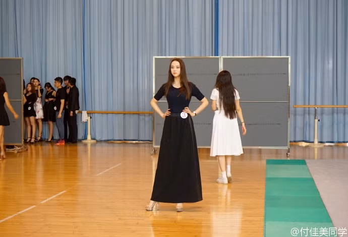 Trước đó, cô nàng này từng gây bão với bộ ảnh chụp khoe chân dài tại một ngôi chùa tại Trung Quốc và phải nhận khá nhiều "gạch, đá" từ dư luận trên mạng xã hội.