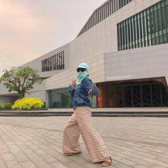 Khi đang đi du lịch mà trời quá nắng hãy hóa thân thành ninja, đừng ngại ngần hãy tạo dáng tự tin để đỡ phí cơ hội.