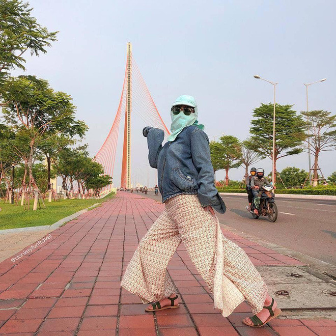 Mọi người đều cảm thấy rất phấn khích khi xem những hình ảnh giản dị nhưng vô cùng lầy lội mà cô nàng đem đến: "Ý tưởng quá hay, vừa chống nắng được mà lại đặc biệt có 1 không 2 luôn này''.