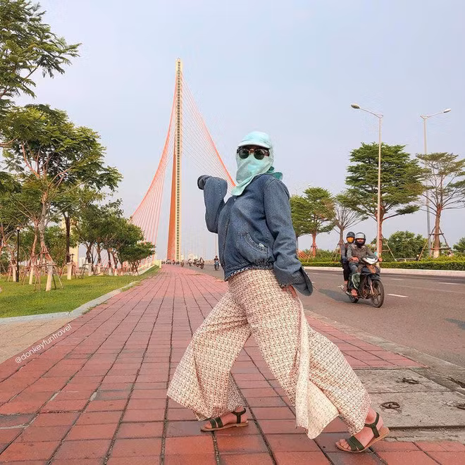 Mọi người đều cảm thấy rất phấn khích khi xem những hình ảnh giản dị nhưng vô cùng lầy lội mà cô nàng đem đến: "Ý tưởng quá hay, vừa chống nắng được mà lại đặc biệt có 1 không 2 luôn này''.