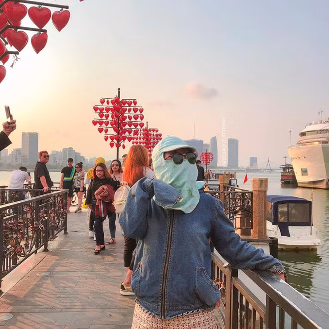 Hay nickname Su Hai bày tỏ: "Xem ảnh mà cười không nhịn được, âu cũng là do trời nóng nắng quá. Xem cái chân hở ra đen thùi lùi rồi kia kìa".