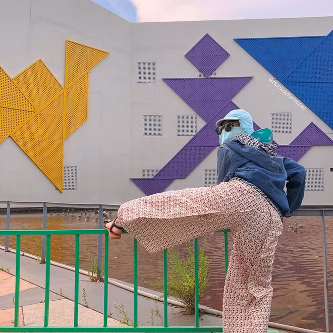 Nickname Milan Nguyen chia sẻ: "Lầy dễ sợ, nhưng đáng yêu không kém. Ha ha. Chắc vì cái nắng cái gió rát quá đây mà. Nhưng như này thì đi du lịch đơn giản hơn, chẳng cần một lô một lốc hành lý va li làm gì''