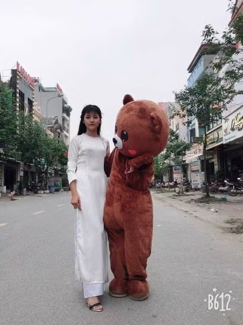 Người bố của Vân Anh nói thêm, ở nhà con gái anh chăm chỉ, làm mọi việc, nấu cơm, rửa bát, chăm em cho bố mẹ đi làm, nói chung việc nhà rất đảm đang. Nhưng ở trường thì nữ sinh này hơi nghịch, hơn nữa học lực lại kém. Khi cô gái này đang học dở lớp 11 thì gia đình buộc phải cho nghỉ.