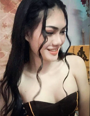 Mẹ Đạt là vợ hai của bố, sinh được một trai, Đạt và chị gái. Mẹ dường như sớm biết những thay đổi "hơi sai sai" ở con mình nên "bóng gió" nói "Thằng này phải là con gái mới đúng, con trai gì mà yếu ớt quá chừng". Còn chị gái cậu bạn này chỉ bán tín bán nghi cho tới khi đi làm chung cùng cơ quan, sau khi có quá nhiều lời đồn thì mới kéo em trai ra hỏi thẳng và Đạt đã thú nhận tất cả và cả dự định sẽ phẫu thuật chuyển hoàn toàn sang làm con gái.