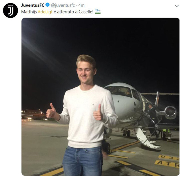 Matthijs de Ligt đã chính thức đặt chân đến nước Ý để gia nhập Juventus với giá chuyển nhượng vào khoảng 75 triệu euro. Bản thân cầu thủ người Hà Lan sẽ được lãnh mức lương cao 12 triệu euro/mùa, chỉ đứng sau Cristiano Ronaldo.