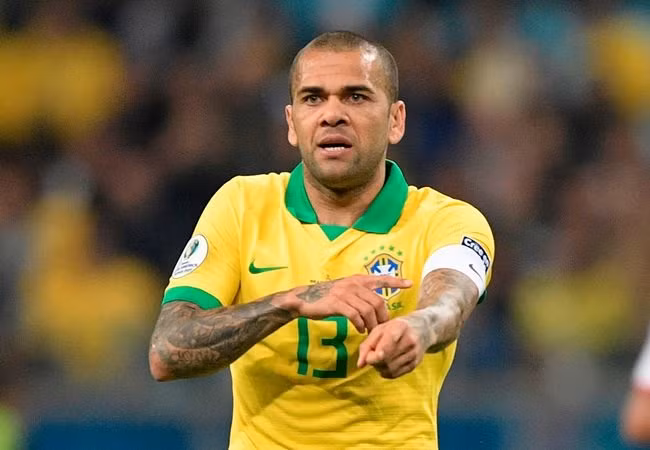 Nguồn tin từ The Sun cho biết, Arsenal đã thuyết phục thành công Dani Alves gia nhập Arsenal trước sự quan tâm của Manchester City lẫn Tottenham Hotspur. Tại bến đỗ mới, "lão tướng" sinh năm 1983 sẽ nhận được mức đãi ngộ 200.000 bảng/tuần.