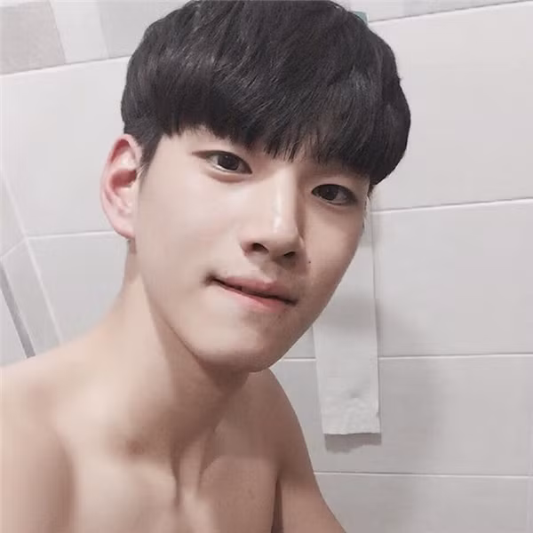 Tìm kiếm trên trang cá nhân của Sung Jin, hai điều quan trọng nhất đối với mỹ nam bóng chuyền điển trai này bây giờ chính là bóng chuyền và đội của anh. Để trở nên tốt hơn, anh sống với đội của mình và tuân theo một giờ giới nghiêm nghiêm khắc suốt năm.