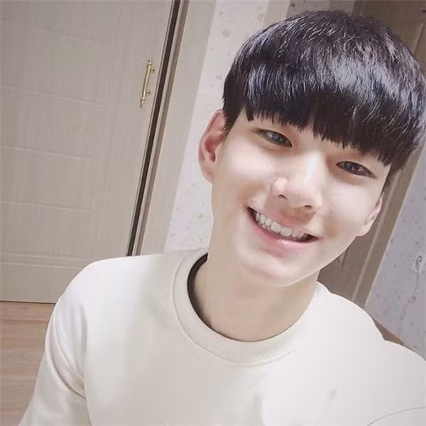 Khi được tuyển vào đội tuyển bóng chuyền quốc gia U-19 vào năm 2015, Sung Jin đã cố gắng nỗ lực rất nhiều để được lên cấp độ ĐTQG trong năm 2016.