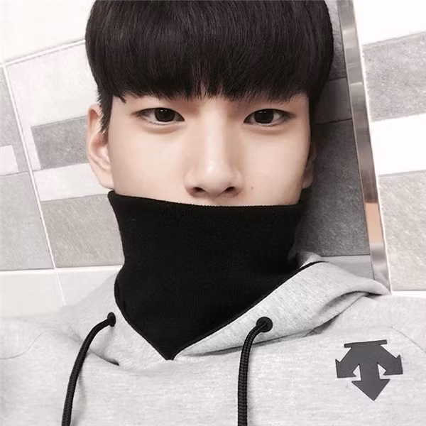 Sung Jin không chỉ là một cầu thủ bóng chuyền đơn thuần, anh hiện là cầu thủ của đội tuyển quốc gia U19 và đã đưa đội của mình vào cơn bão fan girl bằng vẻ bề ngoài cực quyến rũ của một chàng trai mới lớn.