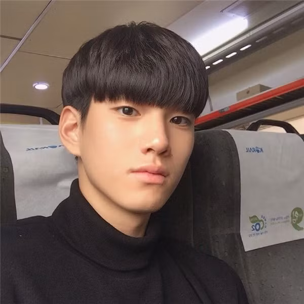 Sở hữu chiều cao 190cm, cùng với gương mặt đẹp trai ngời ngời như một tài tử - Sung Jin đã nhận được rất nhiều lời mời làm mẫu. Nhưng anh đã từ chối tất cả vì muốn tập trung hết tất cả trí lực và muốn mọi người công nhận anh bởi tài năng chơi bóng hơn là một mỹ nam.