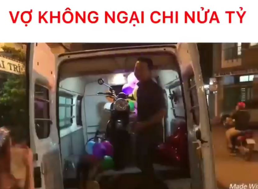 Nói về lý do tặng chồng chiếc xe này, chị Thư cho biết: "Mình ấp ủ món quà này cho chồng cũng đã 3 năm mới quyết tâm mua được. Mình muốn đồng hành với sở thích của chồng. Mình còn bảo anh dạy chạy xe motor và thi đậu cả bằng lái xe phân khối lớn để có dịp chạy đồng hành cùng anh nếu có điều kiện".