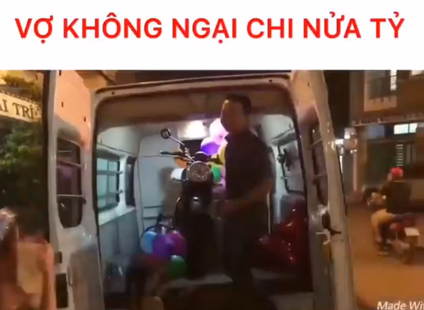 Nói về lý do tặng chồng chiếc xe này, chị Thư cho biết: "Mình ấp ủ món quà này cho chồng cũng đã 3 năm mới quyết tâm mua được. Mình muốn đồng hành với sở thích của chồng. Mình còn bảo anh dạy chạy xe motor và thi đậu cả bằng lái xe phân khối lớn để có dịp chạy đồng hành cùng anh nếu có điều kiện".