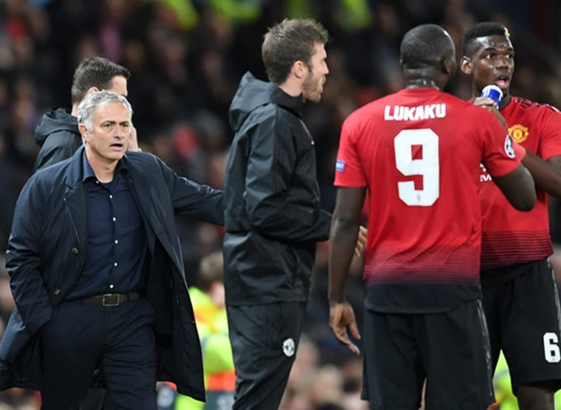 Cựu tiền vệ Paul Ince đã đặt sự hoài nghi về trách nhiệm của một số cầu thủ MU đang có ý định chống lại Jose Mourinho.