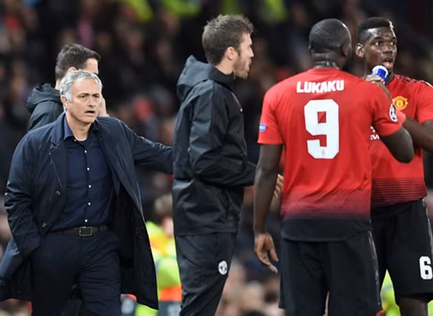 Cựu tiền vệ Paul Ince đã đặt sự hoài nghi về trách nhiệm của một số cầu thủ MU đang có ý định chống lại Jose Mourinho.