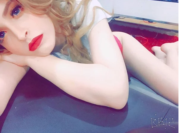 Ngay từ khi bắt đầu nghề người mẫu, "An Tây" đã chọn cho mình phong cách gợi cảm làm chủ đạo để khoe đôi chân dài miên man.