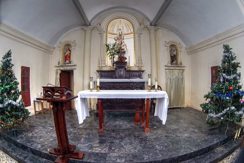 Với việc các nhà thờ rộng rãi mở cửa đón tiếp tất cả mọi người, nhiều bạn trẻ còn tò mò thử xem người Thiên Chúa họ tham gia Thánh lễ ra sao? và lễ Giáng Sinh là thời điểm thích hợp nhất để các bạn làm điều này.