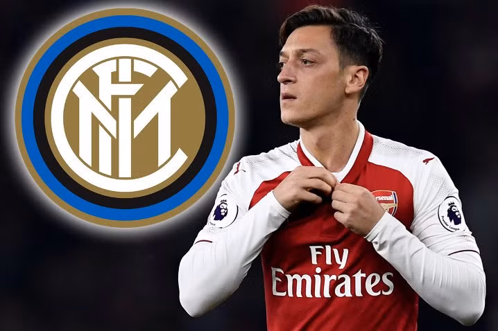 Theo Calciomercato, Arsenal đang nỗ lực đàm phán với Inter Milan nhằm đẩy Ozil tới Giuseppe Meazza vào mùa hè tới. Inter muốn có Ozil nhưng không chấp nhận mức lương quá cao của tiền vệ người Đức.