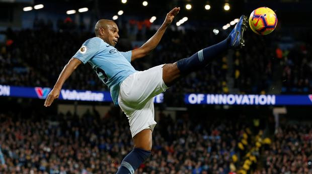 HLV Pep Guardiola xác nhận, Man City đang nỗ lực tìm người để thay thế Fernandinho đã có dấu hiệu tuổi tác nhưng chưa được.