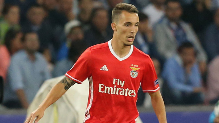Tờ Mundo Deportivo đưa tin, Arsenal và Atletico Madrid đang cùng rất quyết tâm giành chữ ký của Alex Grimaldo (Benfica) trong mùa hè này.