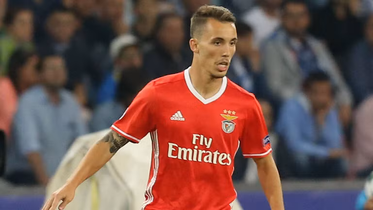 Tờ Mundo Deportivo đưa tin, Arsenal và Atletico Madrid đang cùng rất quyết tâm giành chữ ký của Alex Grimaldo (Benfica) trong mùa hè này.
