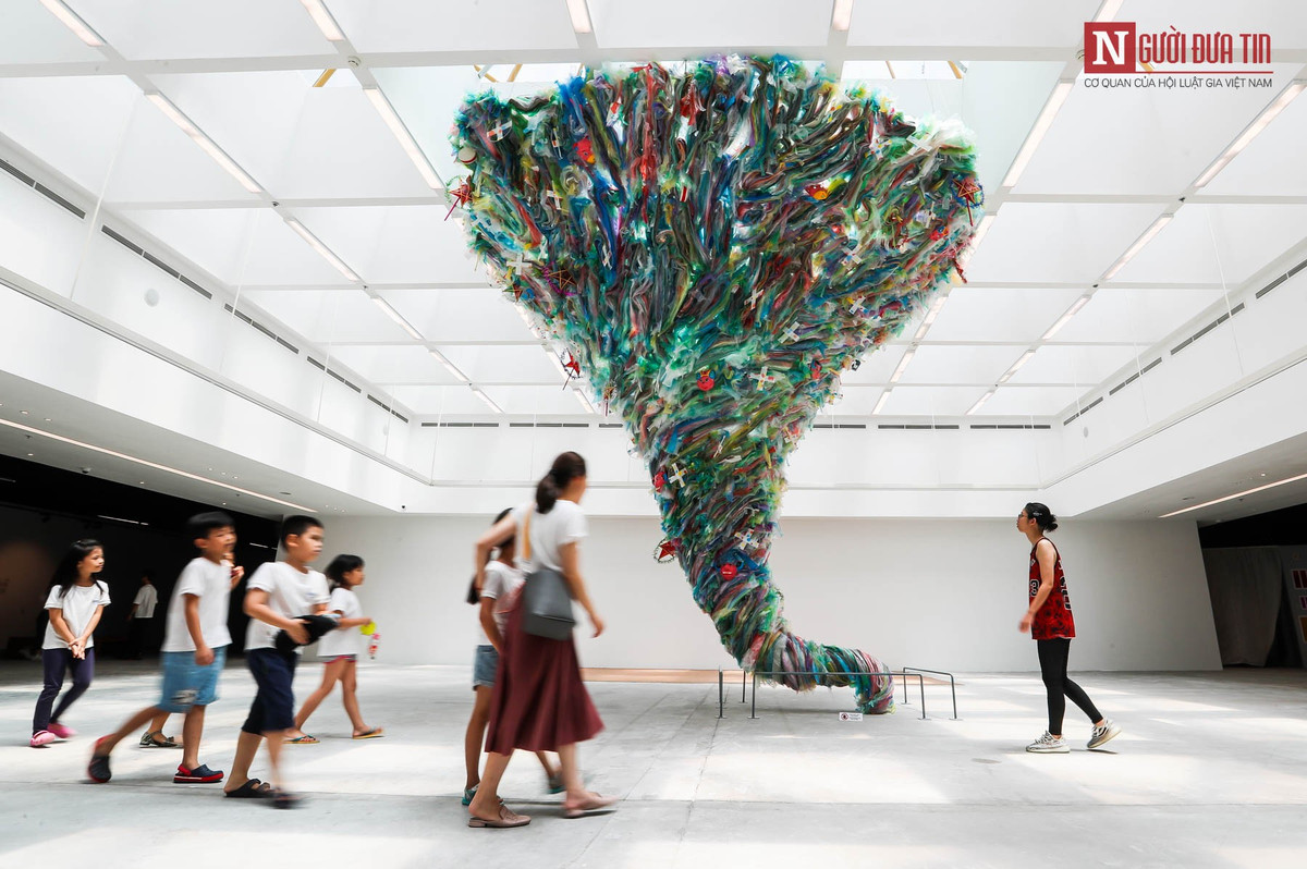 Các tác phẩm đều được làm từ rác thải nhựa đã qua sử dụng như ống hút, ni lông, chai nước, đồ gia dụng…được ráp nối khéo léo thành những tác phẩm kích cỡ lớn, có những tác phẩm cao gần 4m, dài tới 18m.