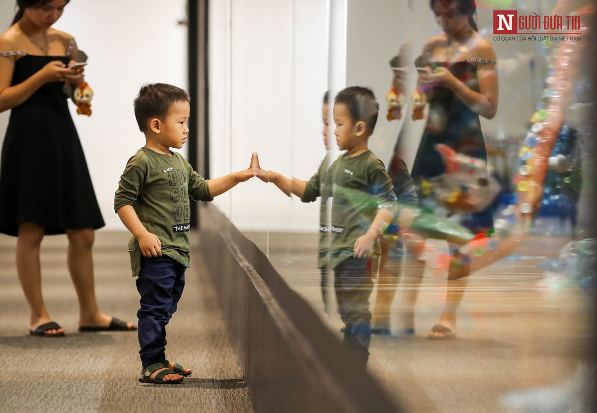 Nhiều gia đình đến triển lãm tham quan và dạy con mình để truyền tải thông điệp mạnh mẽ về tác hại của rác thải nhựa.