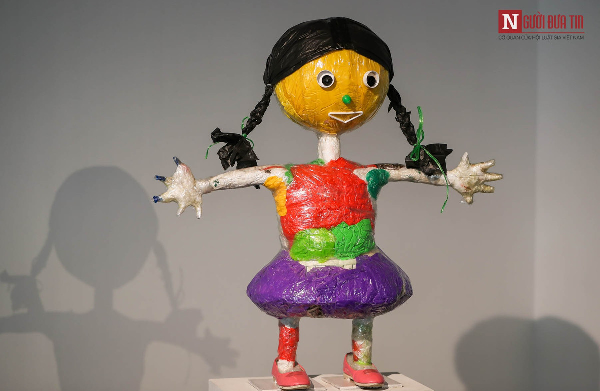 Thông qua hàng vạn vật liệu nhựa đã qua sử dụng, được thu gom và đóng góp từ khắp mọi nơi, triển lãm mở ra những góc nhìn không giới hạn về cuộc sống, về mối quan hệ giữa con người với thiên nhiên, giữa con người với con người, và giữa con người với chính bản thân mình, mà trong đó, nhựa là một hiện hữu, không thể chối bỏ.