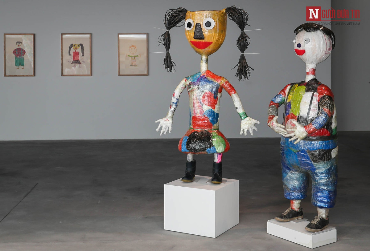 Những vật liệu nhựa đã qua sử dụng như ống hút, nilon, chai nước, đồ gia dụng, các nghệ sĩ sáng tạo những hình nộm bắt mắt.