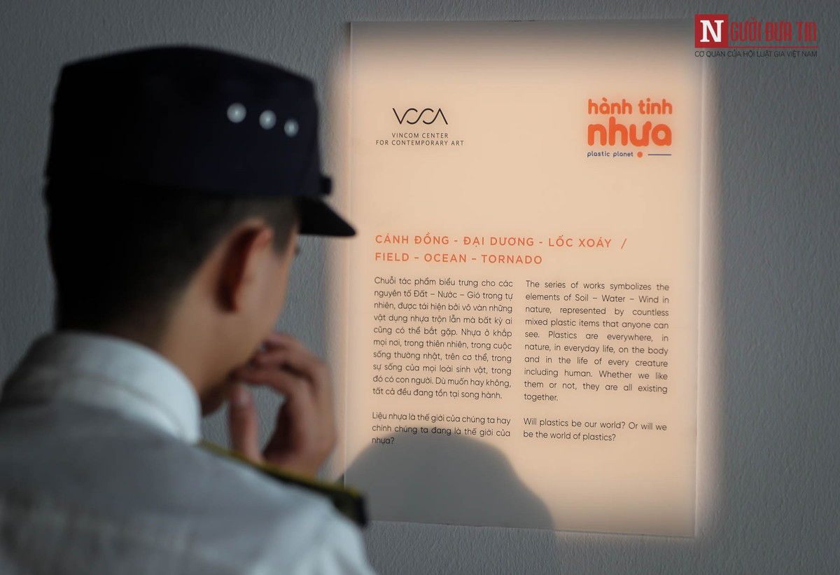 "Liệu nhựa là thế giới của chúng ta hay chính chúng ta đang là thế giới của nhựa?" là thông điệp gợi mở về những chiêm nghiệm về giá trị của nhựa – vốn là một phát minh quan trọng của nhân loại, song qua quá trình sử dụng thiếu ý thức của con người đã gây nên nhiều hệ lụy tiêu cực đối với môi trường sống.