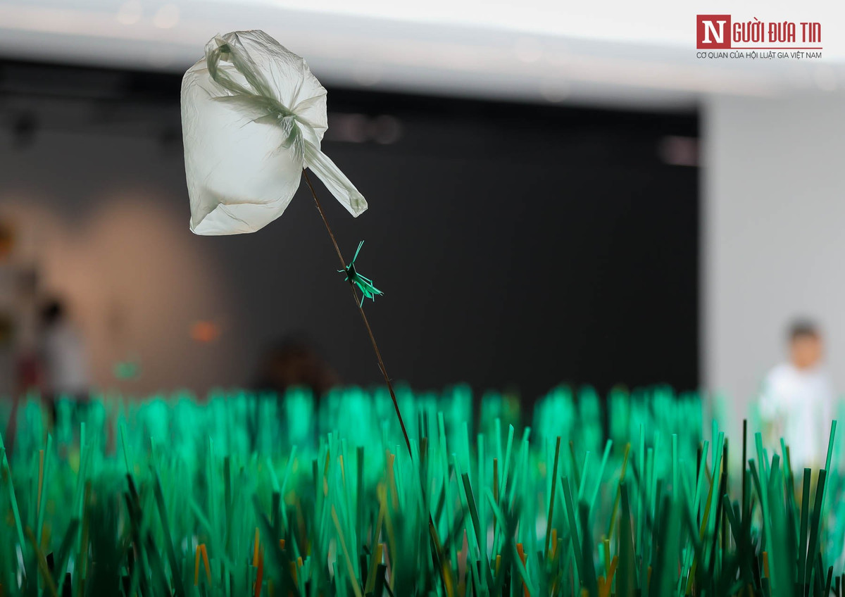 Cào cào đồng cỏ được làm từ hàng nghìn ống hút bỏ đi.