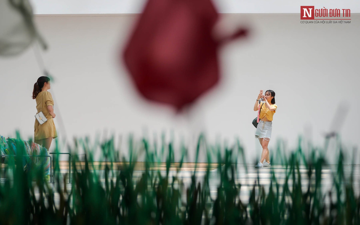 Nhiều bạn trẻ thích thú tham quan chụp hình cùng những tác phẩm nghệ thuật