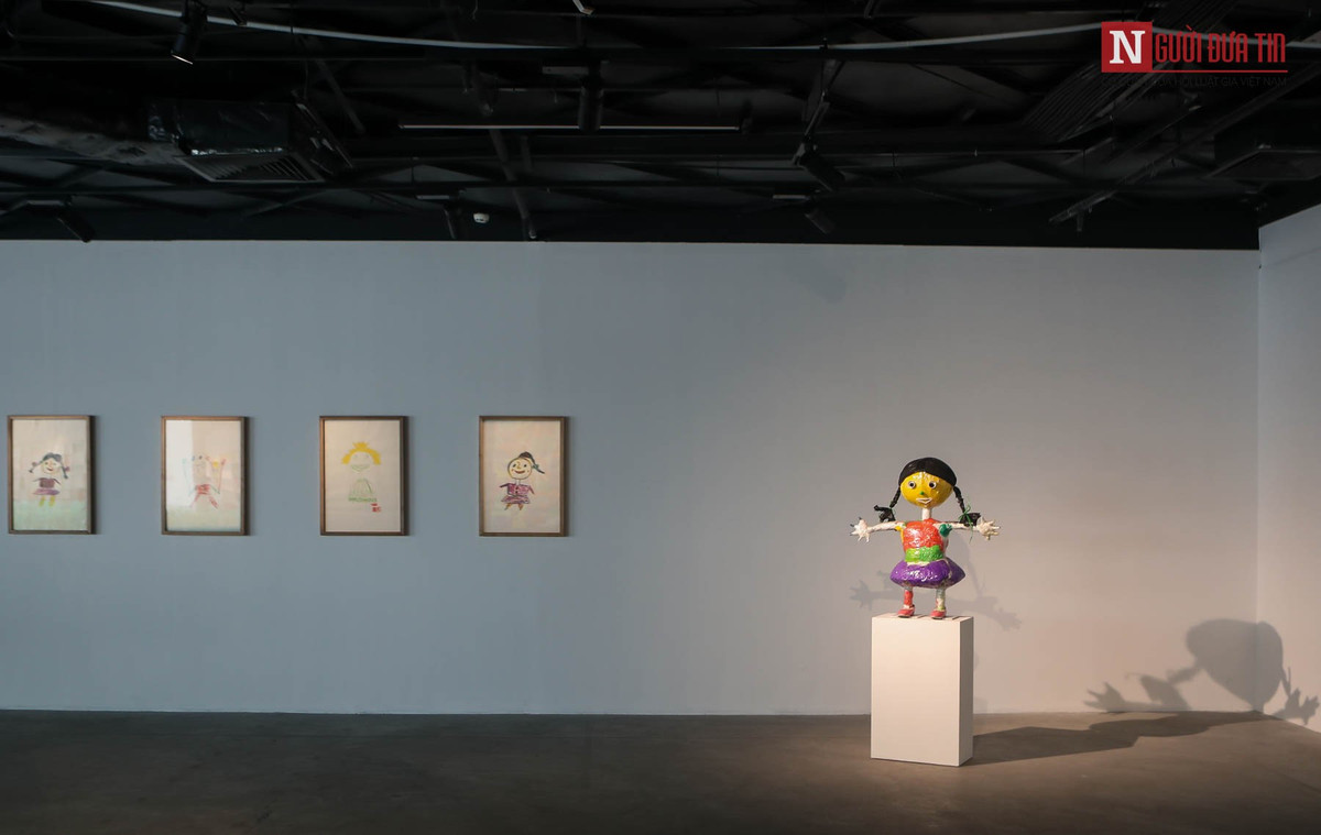 Từ sự quan sát thực tế về môi trường sống ngập tràn nhựa, các nghệ sĩ đã sáng tạo nên một thế giới mà ở đó những yếu tố của tự nhiên như đất, nước, gió được “nhựa hóa”, trở thành cánh đồng ống hút, đại dương nylon…