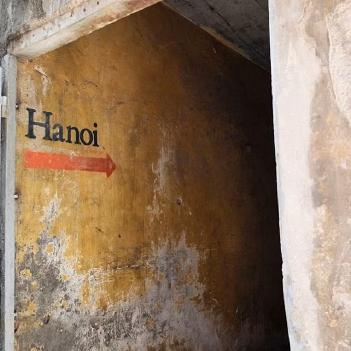 Nếu không có lời giới thiệu chắc bạn khó lòng phát hiện ra cafe Hà Nội House café. Nằm trên gác 2 phố Lý Quốc Sư, muốn lên quán bạn phải đi vào một ngõ nhỏ. Thậm chí, với những ai lần đầu tới đây, thường sẽ phải hỏi người bán hàng ở tầng 1 chỉ đường dẫn lối.