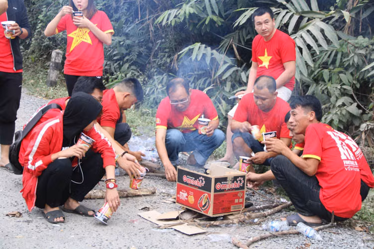 Những CĐV áo đỏ của đội tuyển Việt Nam lập bếp giữa rừng bên Lào đã thu hút sự chú ý của những người qua lại và đặc biệt là người dân gần khu vực biên giới nước bạn.