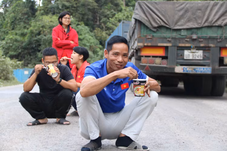 Trên xe của hội CĐV VFS Miền Bắc, không chỉ có các bạn trẻ mà còn có những CĐV lão làng của bóng đá Việt Nam đi cổ vũ đội tuyển trận mở màn AFF Cup lần này. Bác Nguyễn Quang Tuấn (Tuấn Trâu Vàng) chia sẻ: "Tôi thấy các bạn trẻ bây giờ kĩ năng sáng tạo và sinh tồn thực sự tốt, tôi ngủ dậy đã thấy các cháu đã chuẩn bị lên bếp, đun nước để nấu mì cho cả đoàn".