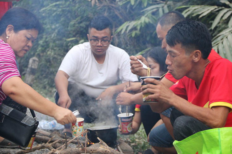 Chỉ bằng 3 hòn đá, một chút củi khô và chiếc nồi cũ nằm lăn lóc vệ đường, các CĐV Việt Nam đã được cứu đói giữa bằng món mì tôm hộp và những tách cafe gói.