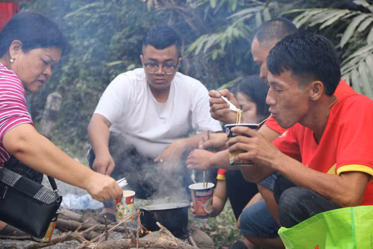 Chỉ bằng 3 hòn đá, một chút củi khô và chiếc nồi cũ nằm lăn lóc vệ đường, các CĐV Việt Nam đã được cứu đói giữa bằng món mì tôm hộp và những tách cafe gói.