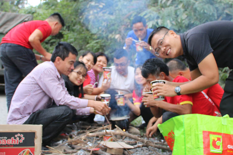 Có mặt trên chuyến xe của hội CĐV VFS Miền Bắc, bạn Trần Huyền chia sẻ: "Chuyến đi này không phải lần đầu tiên hội CĐV VFS Miền Bắc tổ chức đi cổ vũ đường xa nhưng sự không thuận lợi đã khiến nhiều mọi người phải vất vả".